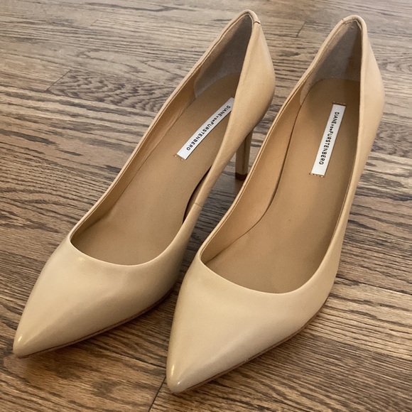 Brand new Diane von Furstenberg leather nude pumps, size 9.5 - Picture 2 of 3